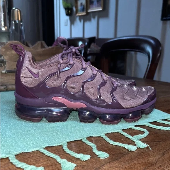 Nike Air VaporMax Plus in Smokey Mauve - Picture 3 of 8